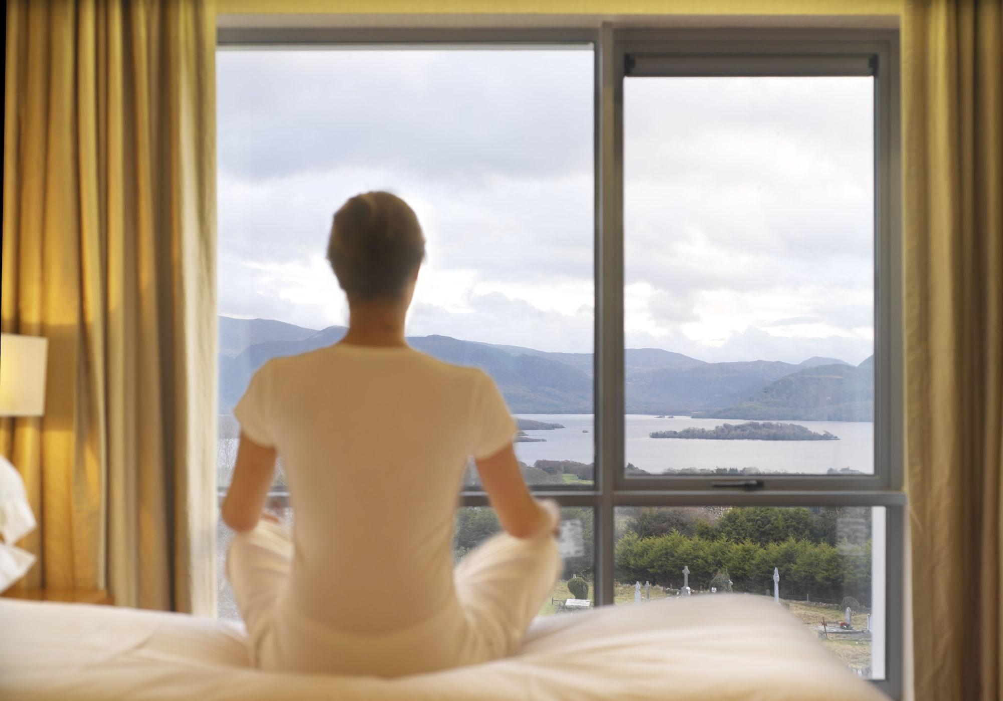 Aghadoe Heights Hotel & Spa キラーニー エクステリア 写真 A woman meditating