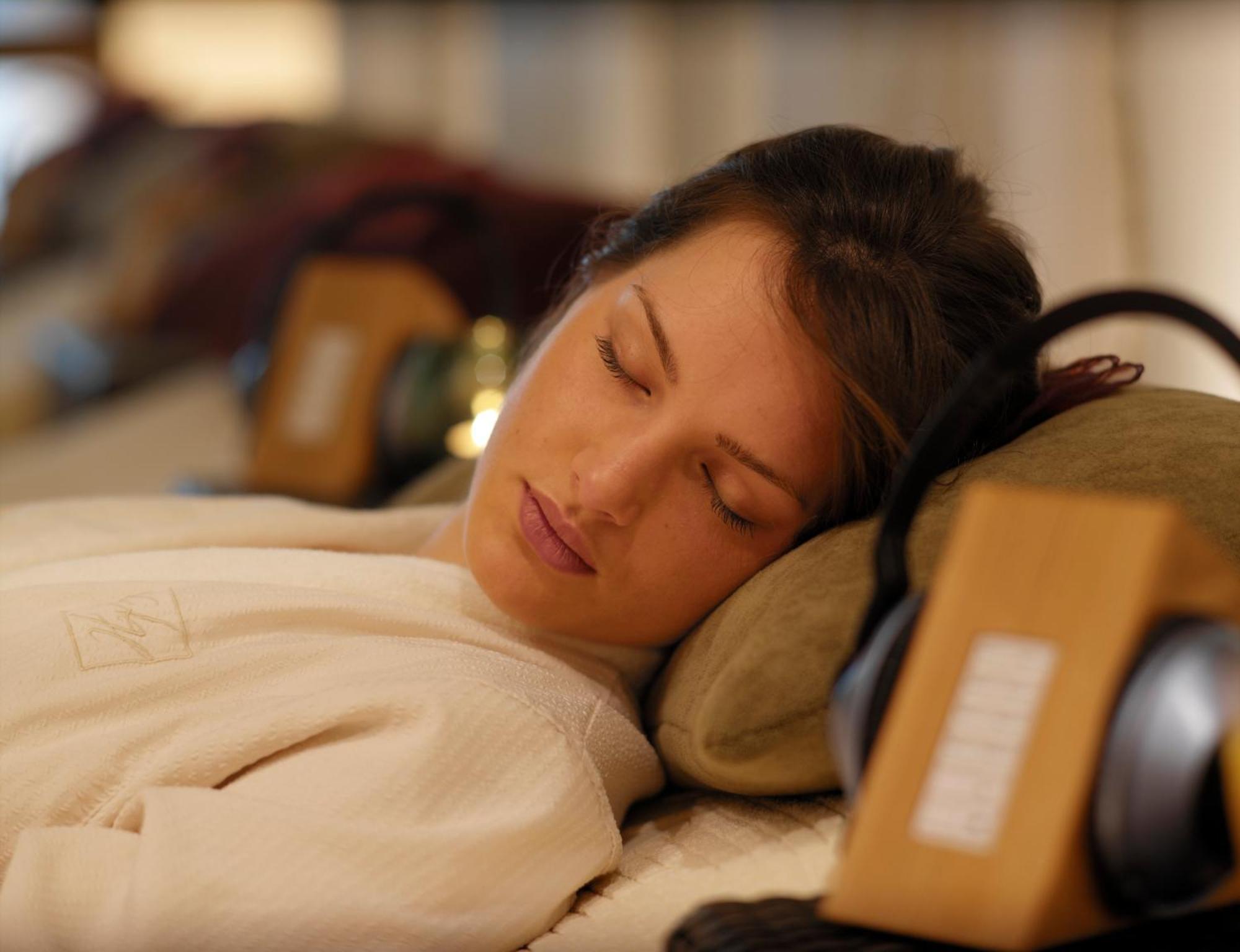 Aghadoe Heights Hotel & Spa キラーニー エクステリア 写真 A woman sleeping