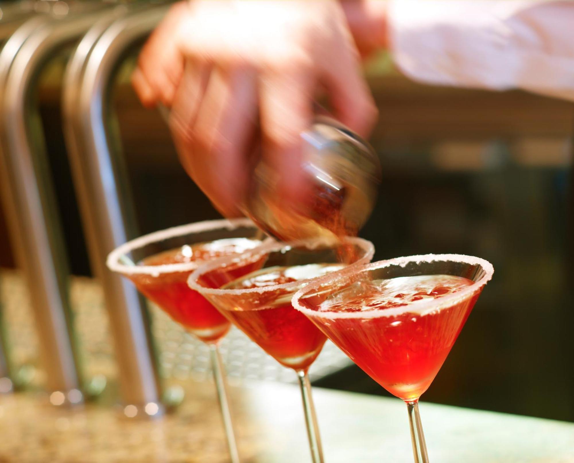 Aghadoe Heights Hotel & Spa キラーニー エクステリア 写真 A bartender seasoning a cocktail rim with a lemon wheel