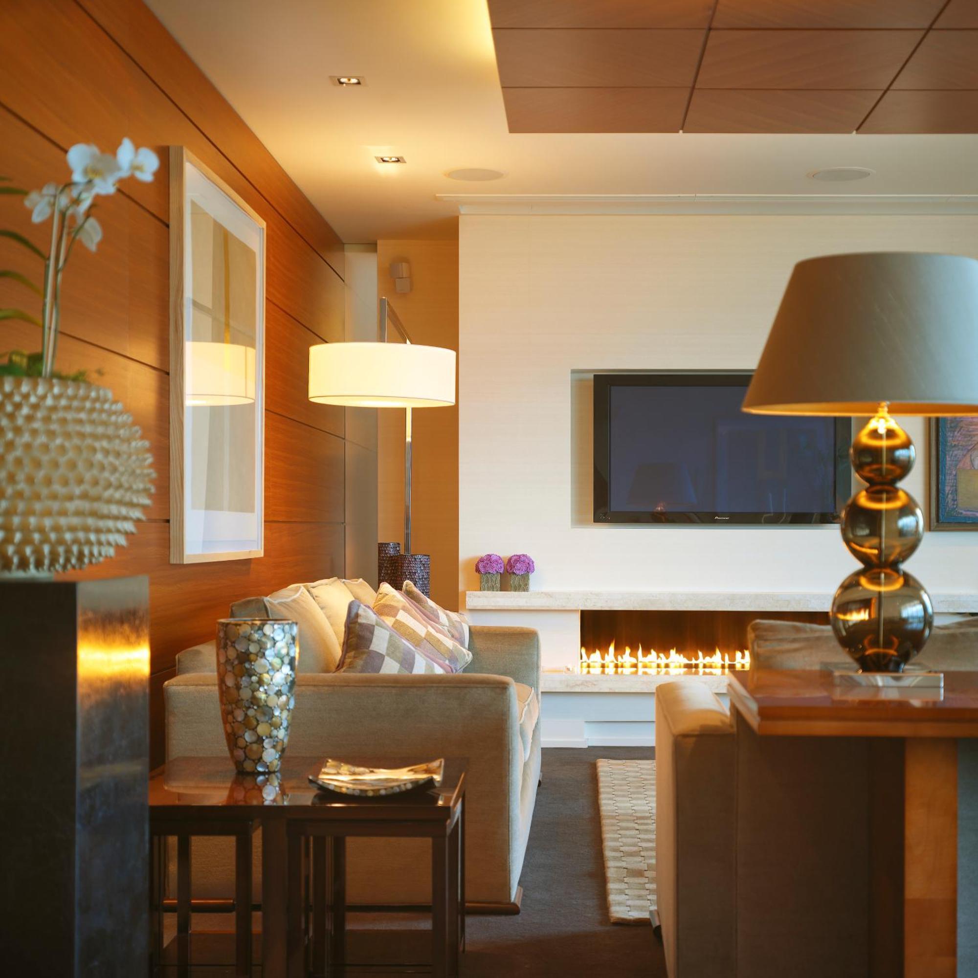 Aghadoe Heights Hotel & Spa キラーニー 部屋 写真 A living room with a fireplace