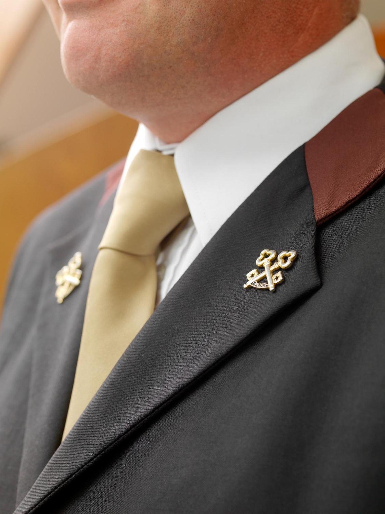 Aghadoe Heights Hotel & Spa キラーニー エクステリア 写真 The lapel pin of the Order of St Charles Borromeo