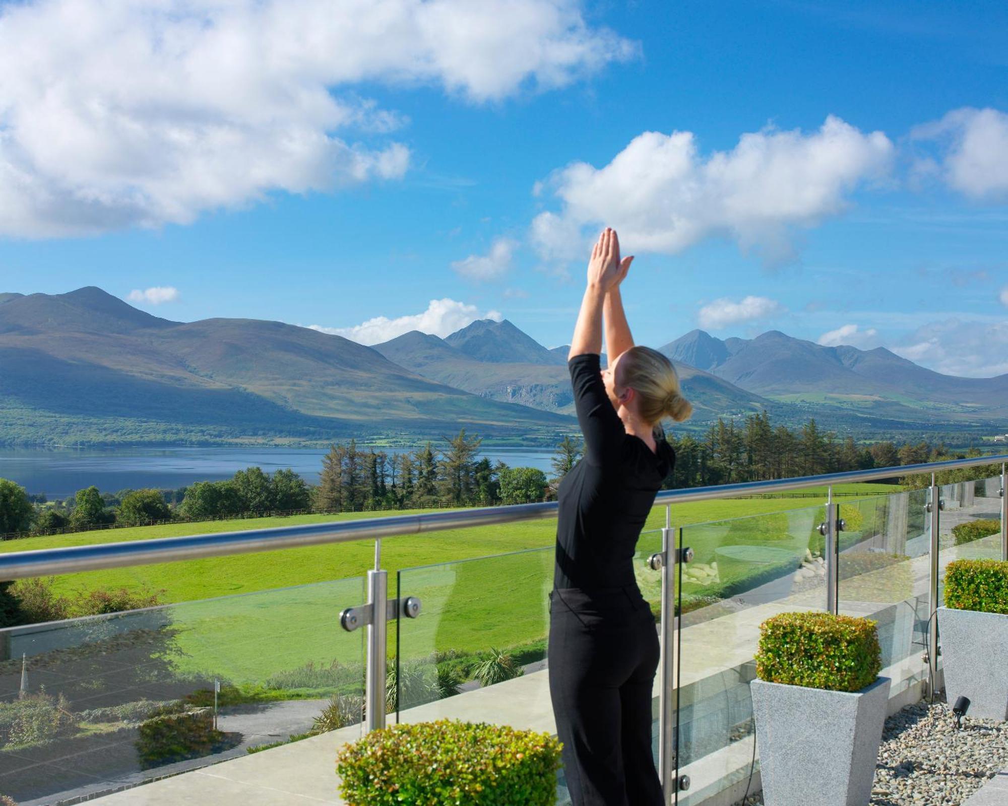 Aghadoe Heights Hotel & Spa キラーニー エクステリア 写真 A woman practicing yoga at the Ice House Hotel